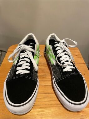 Vans Black Sneakers with Neon Green Accents - Casual Lace-Up Size 8.5